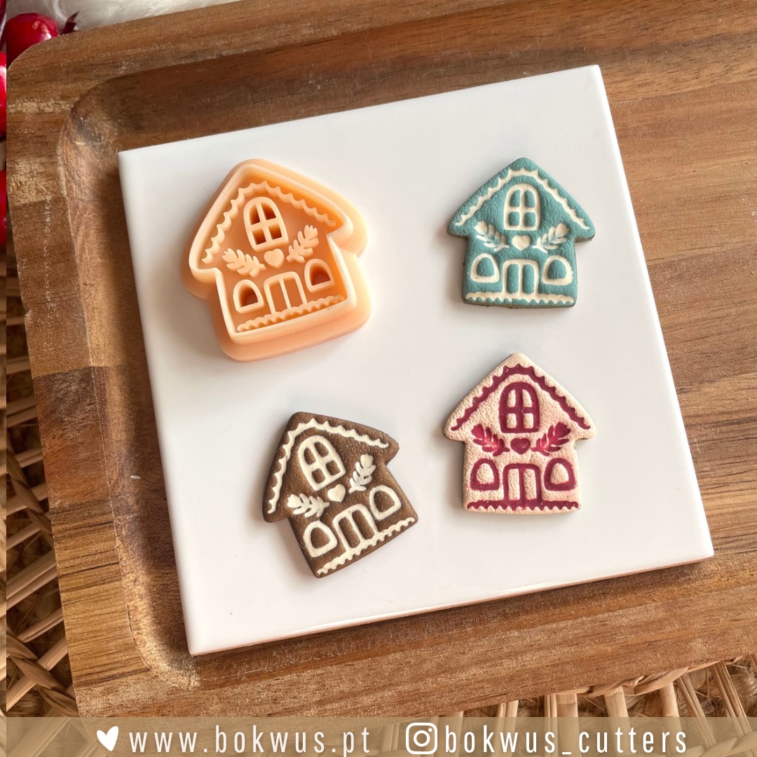 Hygge Noël | Coleção de Natal Cortador de bolachas e bolachas decoradas em forma de casa sobre placo branca e madeira