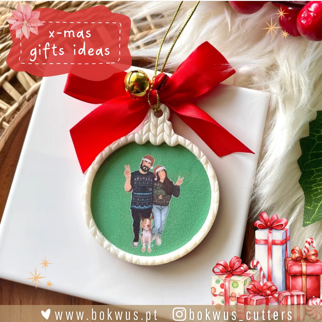 Ornamento de Natal com imagem de casal e cão e laço vermelho sobre embalagem branca