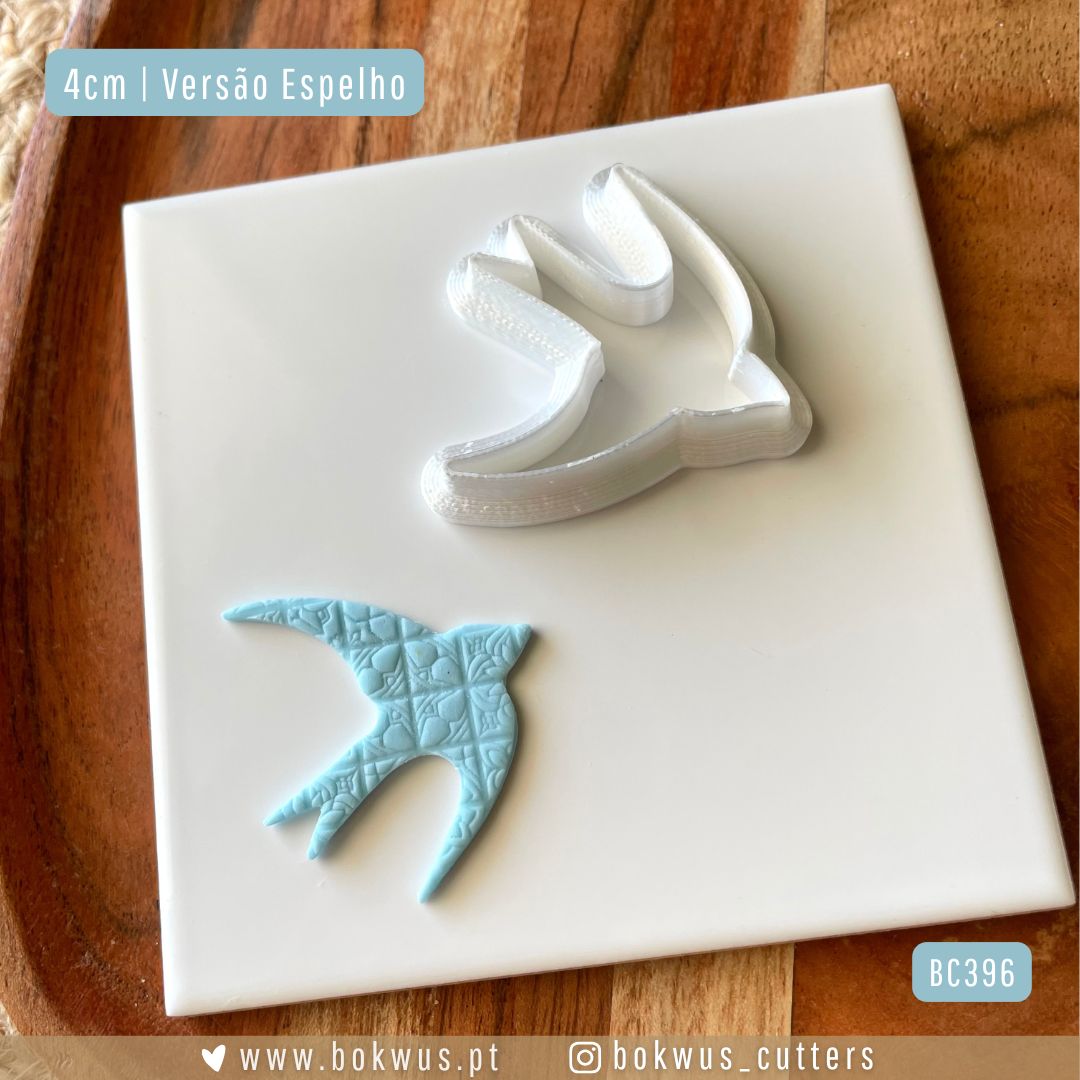Cortador Andorinha | Disponível em 5 tamanhos Cortador de bolachas em forma de andorinha branca sobre azulejo branco