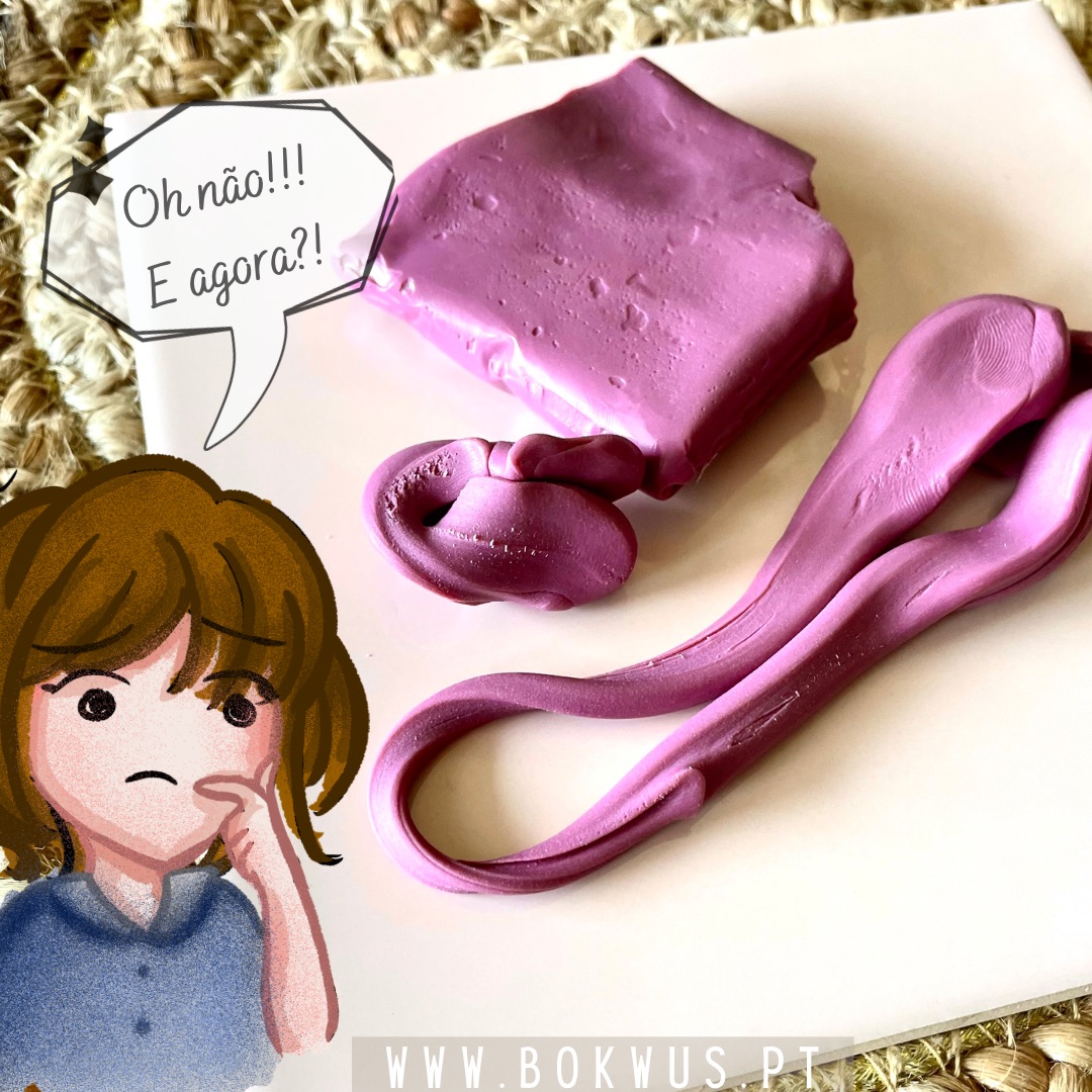 Massa de modelar cor-de-rosa com personagem e texto em balão