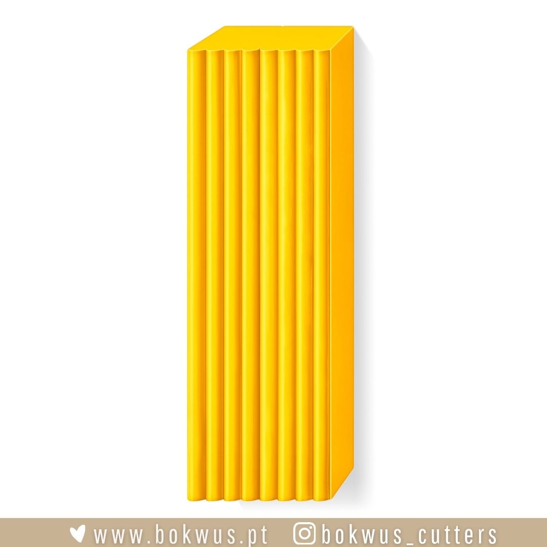 FIMO Soft – Amarelo Girassol (Ref. 16) Cortador amarelo de plástico com ranhuras verticais em fundo branco