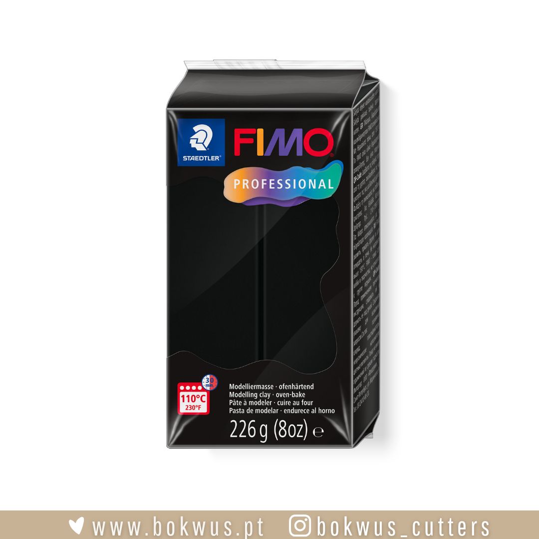 FIMO PROFISSIONAL | BLACK / PRETO (REF.9) - 226g Embalagem preta de massa de modelar FIMO PROFESSIONAL 226 g com indicação de uso e temperatura