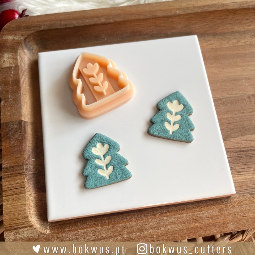 Hygge Noël | Coleção de Natal Cortador de biscoitos em forma de árvore de Natal e biscoitos verdes com padrão de folha.