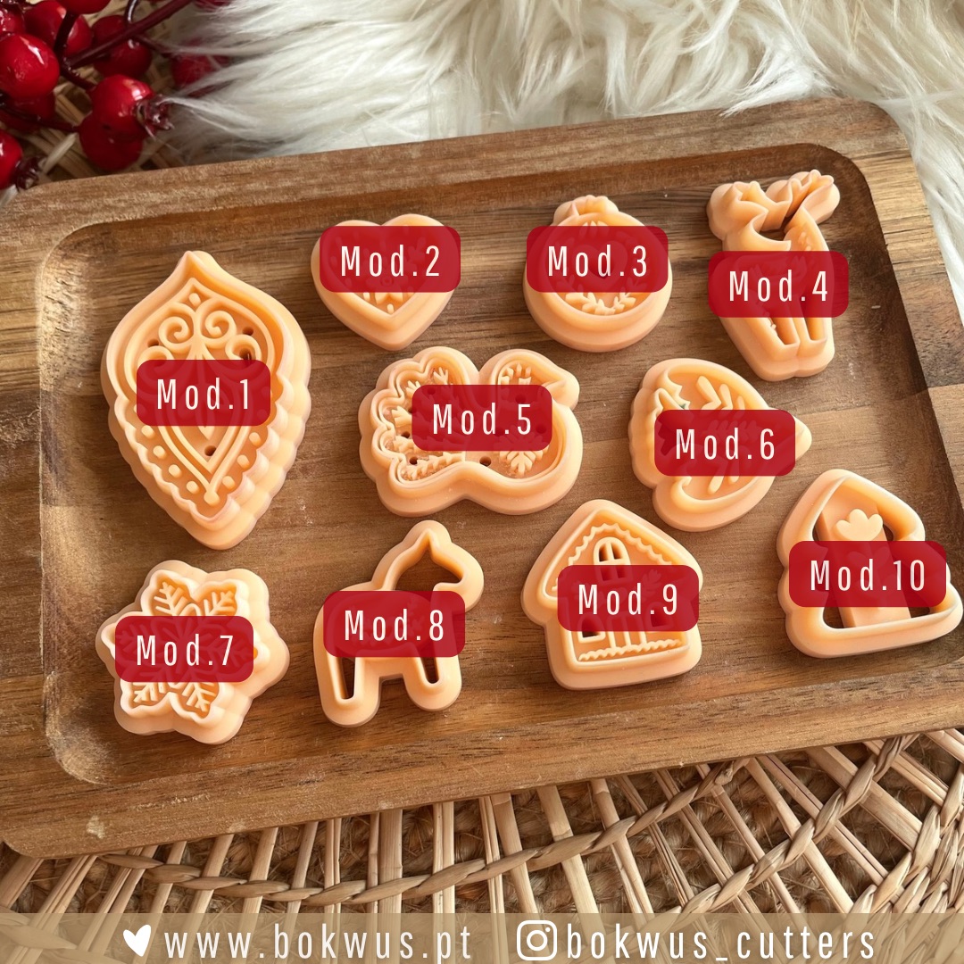 Hygge Noël | Coleção de Natal Conjunto de cortadores de massa em plástico cor de pêssego com vários formatos e etiquetas Mod.1 a Mod.10 numa tábua de madeira