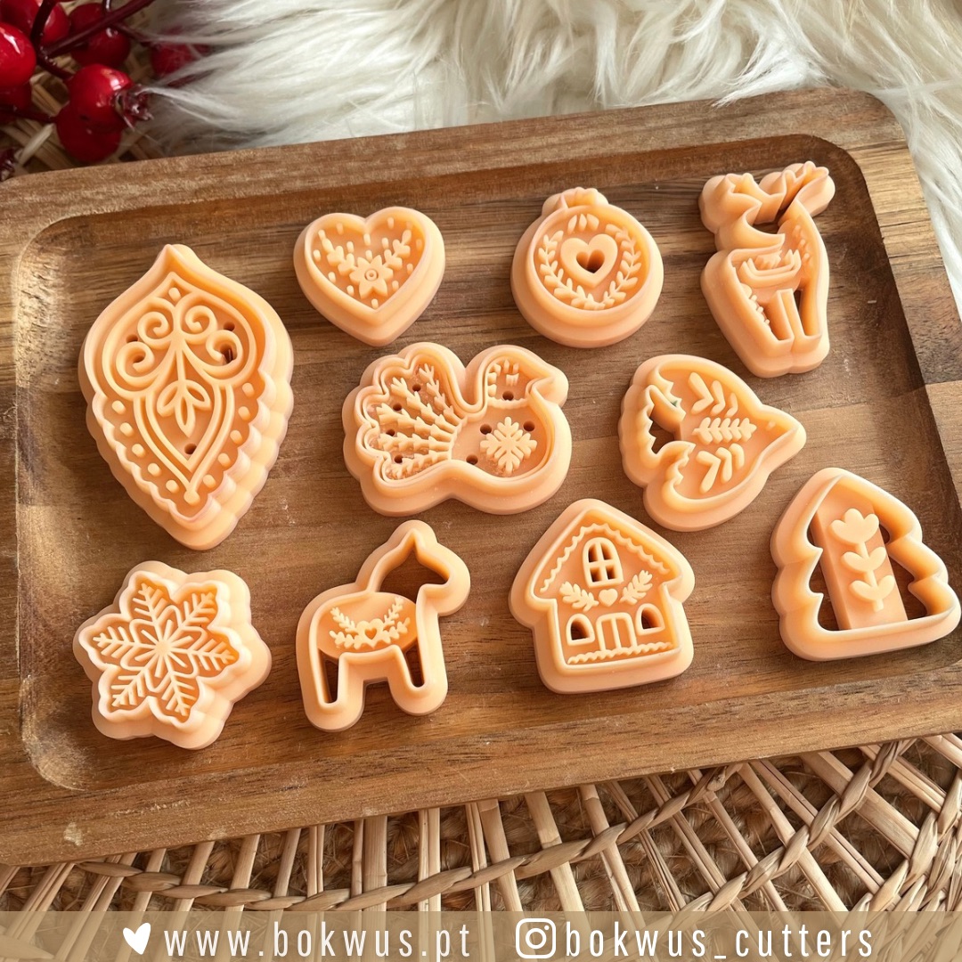 Hygge Noël | Coleção de Natal Conjunto de cortadores de bolachas em plástico cor de pêssego com vários desenhos numa bandeja de madeira