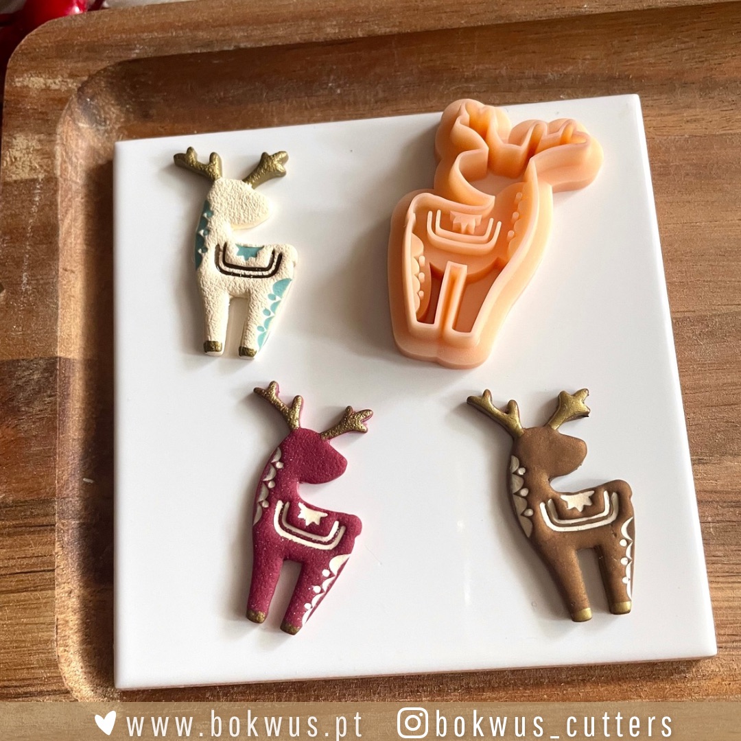 Hygge Noël | Coleção de Natal Figuras decorativas de rena em creme, vermelho e castanho com molde de silicone cor de pêssego em prato branco