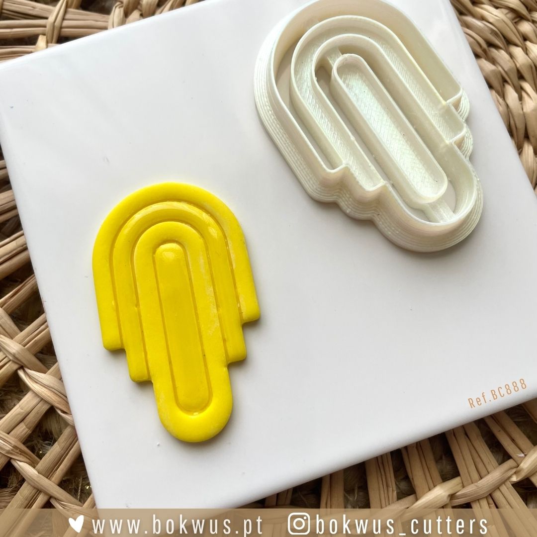 Cortador Arco Geométrico (5cm) - Versão Sólida e Vazada Moldes de cortar amarelo e branco com padrão geométrico sobre base branca