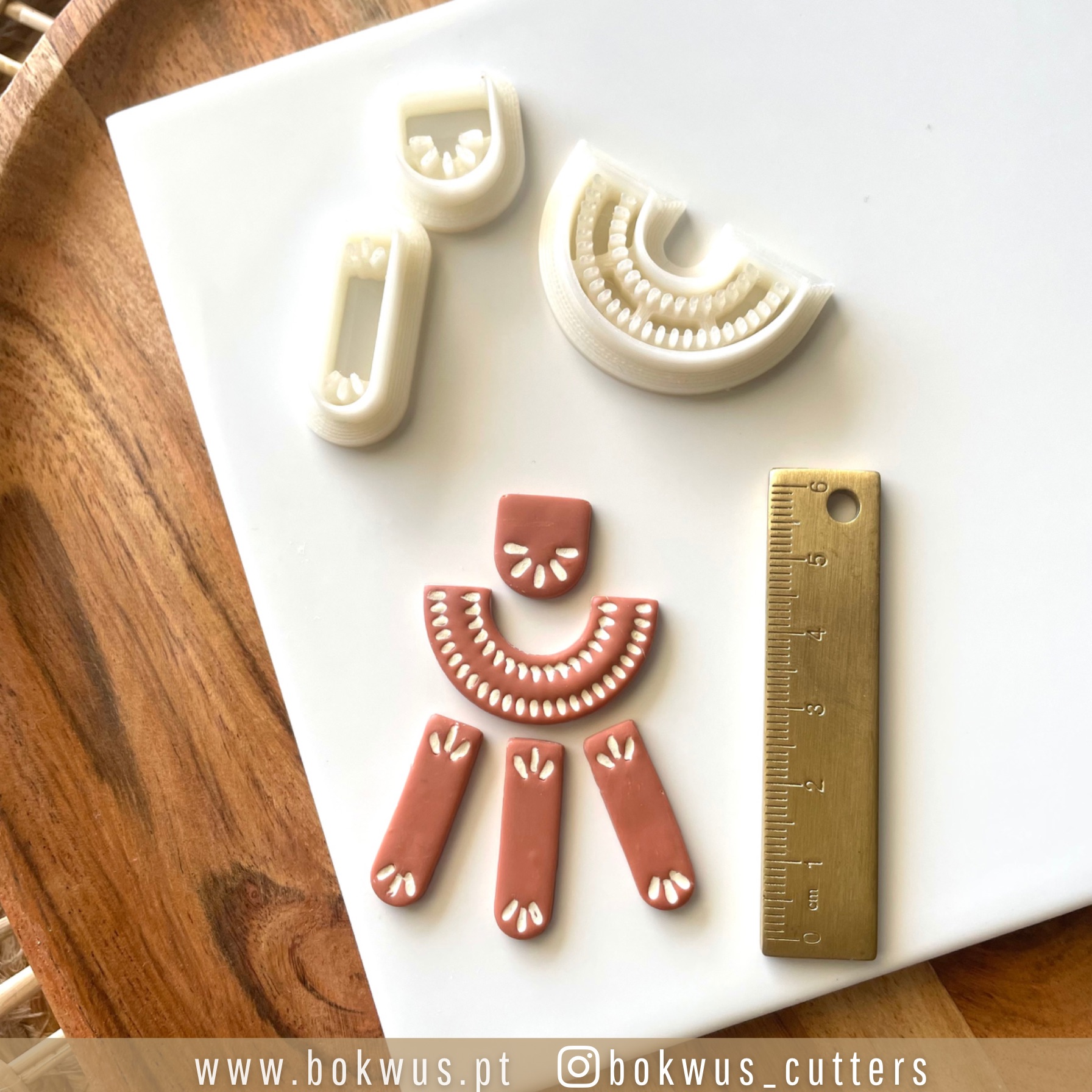 Conjunto de 3 cortadores | BC1494 Conjunto de cortadores de biscoitos com régua metálica sobre fundo branco e madeira