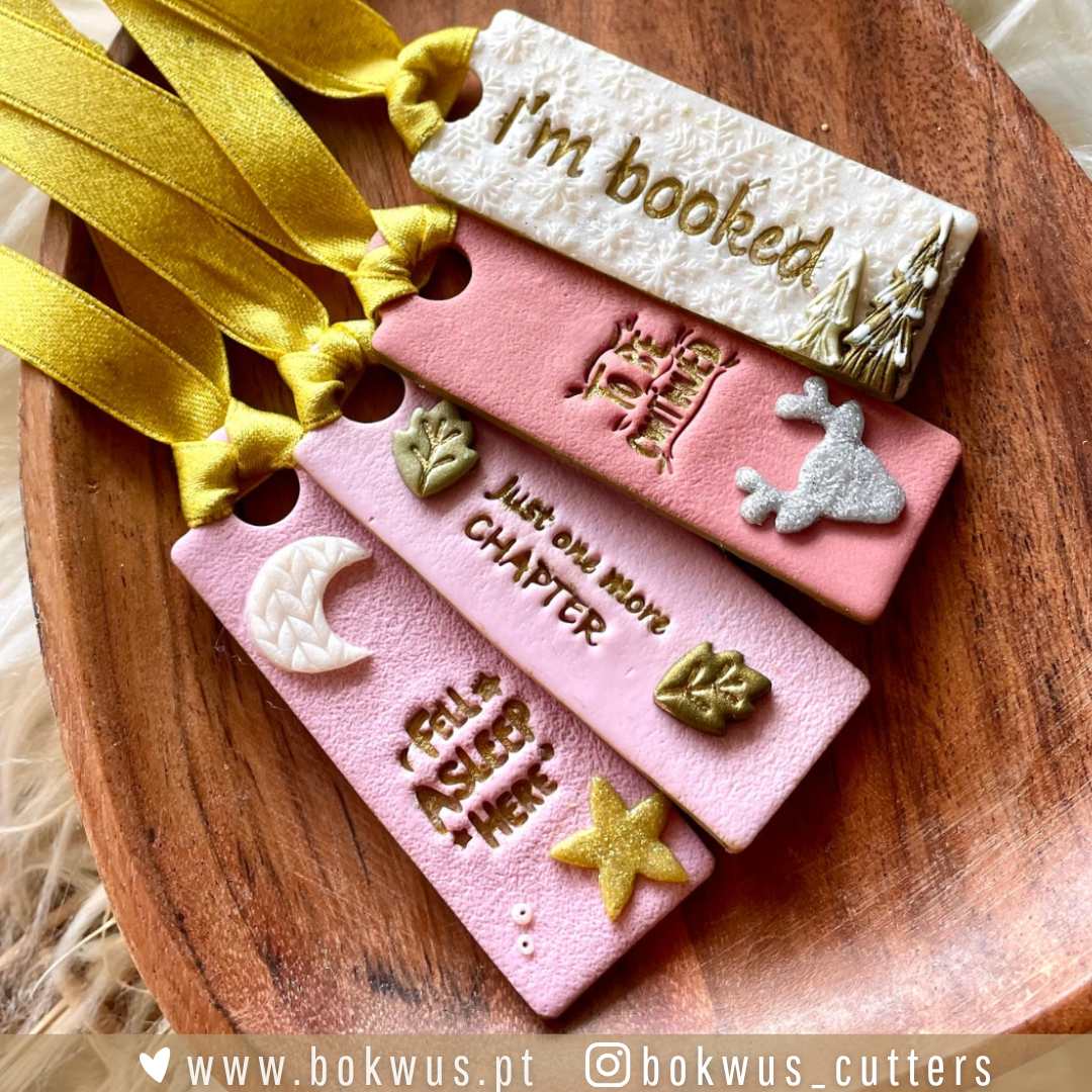 Marcadores de livros decorativos com textos e laços em tigela de madeira