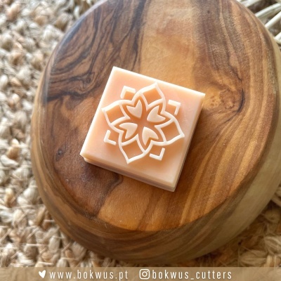 Carimbo quadrado para cortar massa ou biscoitos com padrão floral