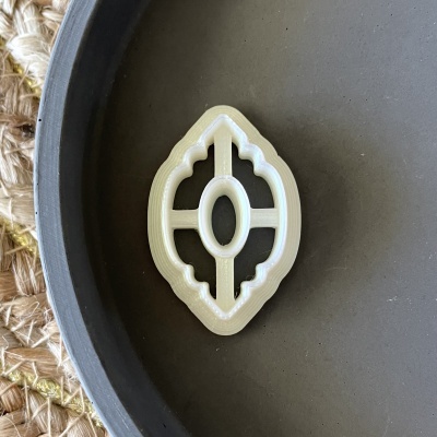 Cortador de biscoitos plástico branco formato oval com design decorativo