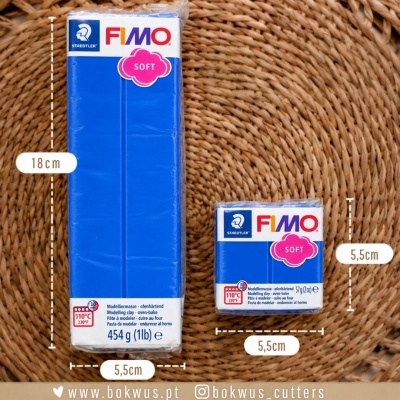 Dois blocos de massa FIMO SOFT azul e branco sobre superfície trançada natural.