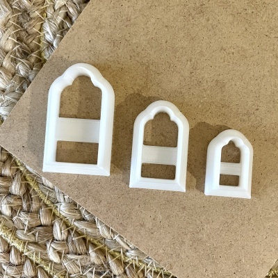 Três cortadores de biscoitos brancos em forma de janela em tamanho pequeno a grande