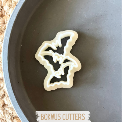 Molde de corte branco de morcegos num prato cinzento com texto BOKWUS CUTTERS