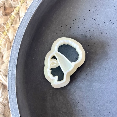 Cortador de biscoitos de plástico branco com forma de perfil feminino