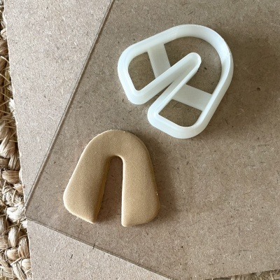 Peças branca de plástico e bege de espuma sobre fundo castanho com textura