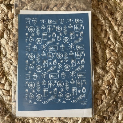 Folha azul com padrões brancos sobre superfície têxtil trançada