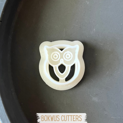 Cortador de biscoitos coruja branco num fundo cinza escuro com texto