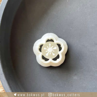 Cortante de biscoito em forma de flor branco com padrão recortado