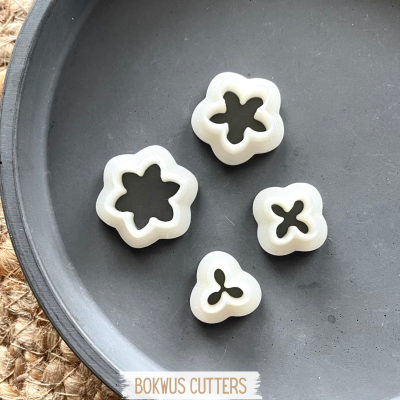 Conjunto de quatro cortadores de bolacha em forma de flores brancas