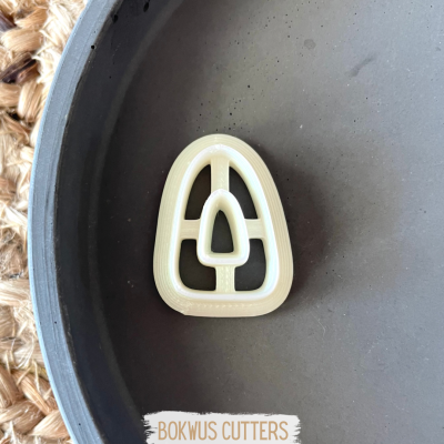 Cortador de massa creme dentro de uma tigela cinzenta