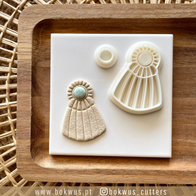 Moldes para artesanato em resina em azulejo branco sobre tabuleiro de madeira e base de rattan