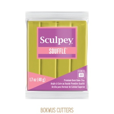 Barra de massa de modelar verde oliva Sculpey Soufflé em embalagem transparente com etiqueta roxa e rosa.