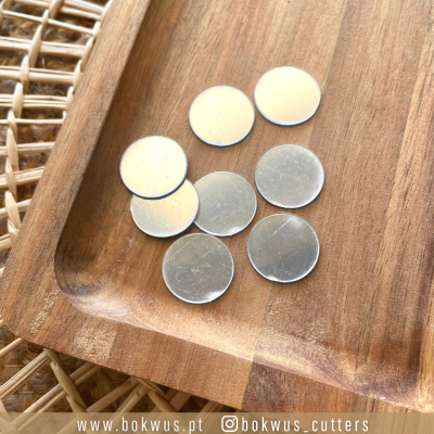 Oito círculos pequenos em bandeja de madeira sobre superfície de verga natural com texto na parte inferior