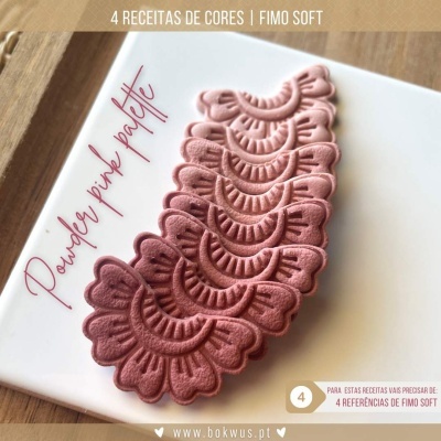 Pedaços de pasta Fimo Soft em tons de rosa sobre placa branca com texto de receitas e instruções