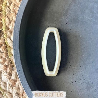 cortador elipse plástico dentro de frigideira preta com etiqueta BOKWUS CUTTERS