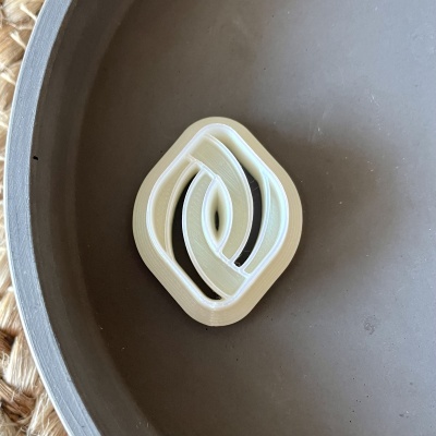 Objecto decorativo de plástico branco com design geométrico em prato cinza