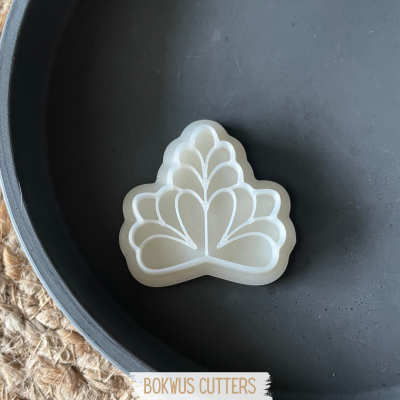 Cortador de bolachas branco em base preta com texto BOKWUS CUTTERS