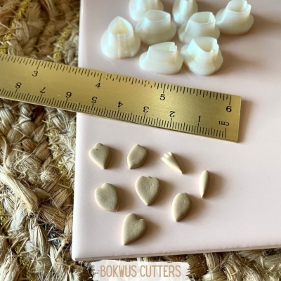 Moldes de silicone em forma de pétalas, corações e folhas com régua ao lado