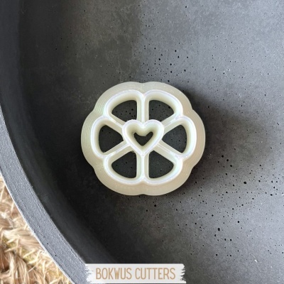 Cortador de massa branco em forma de flor com coração no centro
