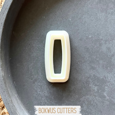 Cortador retangular branco e bege sobre prato cinza com texto BOKWUS CUTTERS