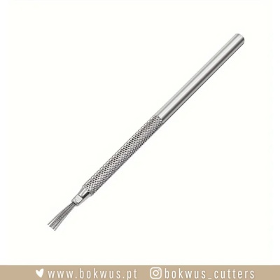 Ferramenta metálica com cabo texturizado e cerdas finas numa ponta