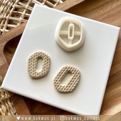 Três moldes para corte ou decoração em placa branca sobre madeira