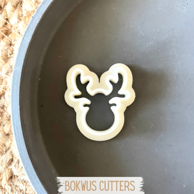 Cortador de bolachas formato cabeça de rena em prato cinzento