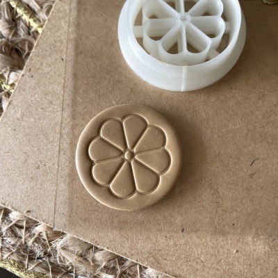 Carimbo branco de plástico com design floral e impressão em argila sobre cartão e tecido