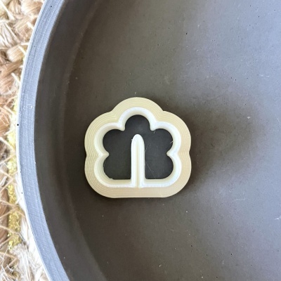 Forma de cortar biscoitos em plástico branco em prato cinzento