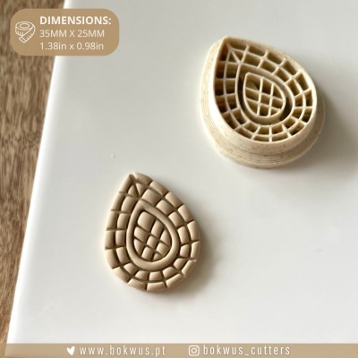 Cortadores de forma gota com padrão geométrico bege sobre fundo branco