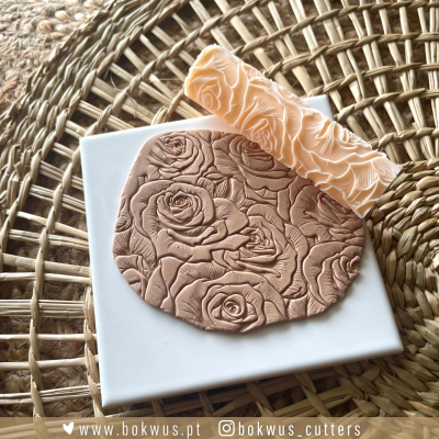 Cortador de silicone bege para flores e peça de argila com textura de rosas em superfície trançada de palha
