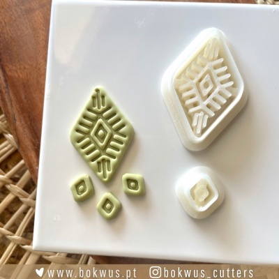 cortadores de pastelaria em plástico branco e verde com padrões geométricos