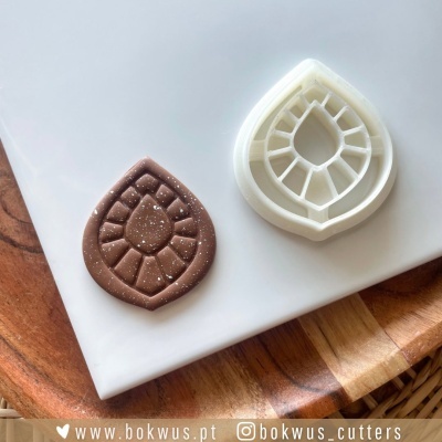 Forma de corte em plástico com design de pétala e peça de massa moldada castanha