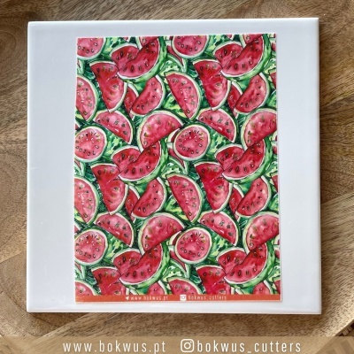 Prato branco quadrado com padrão de fatias de melancia e texto www.bokwus.pt