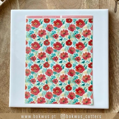 Matriz de corte com padrão floral colorido sobre azulejo branco