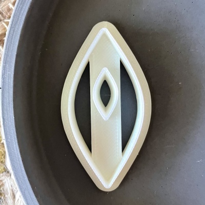 Molde de cortar bolachas de plástico branco numa panela cinzenta