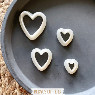 Conjunto de cortadores de coração brancos em base preta