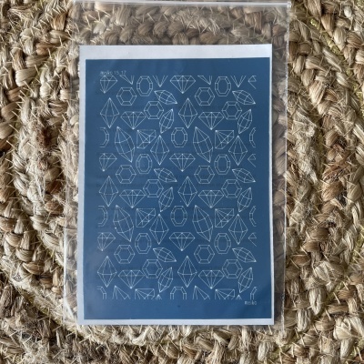 Cartaz com padrões geométricos de pedras preciosas em fundo azul escuro