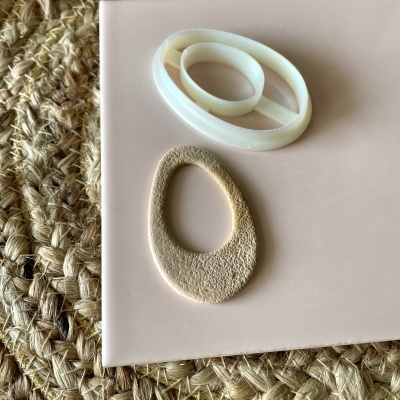 dois objetos ovais em cima de superfície rosa e tapete de fibra natural